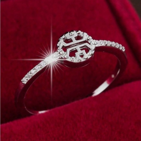 The Unbranded Brand Jewelry - Elegant Silver cubic zirconia Women's Ring NWOT
